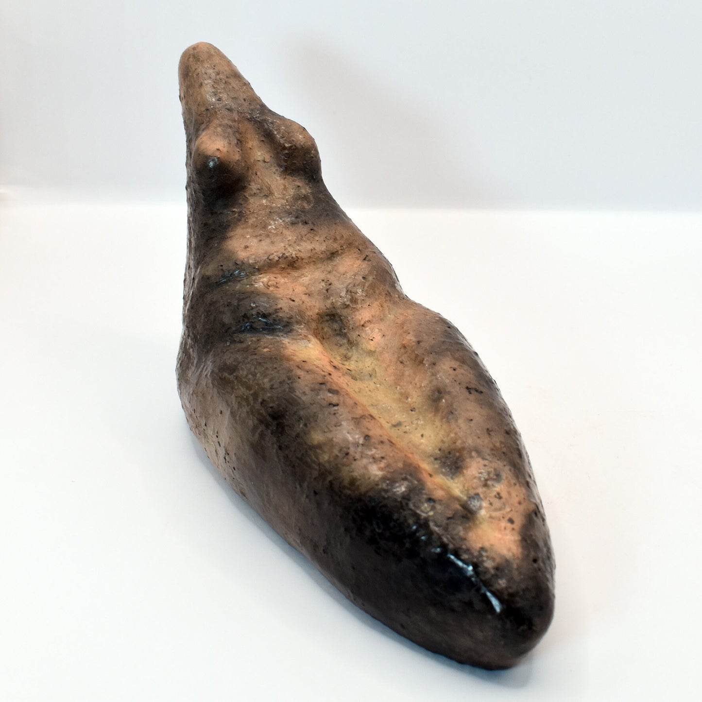 Aus Ton erstellte Venus Figurine im Rauchbrand vollendet – Symbol der Fruchtbarkeit und des Matriarchats, spirituelles Geschenk