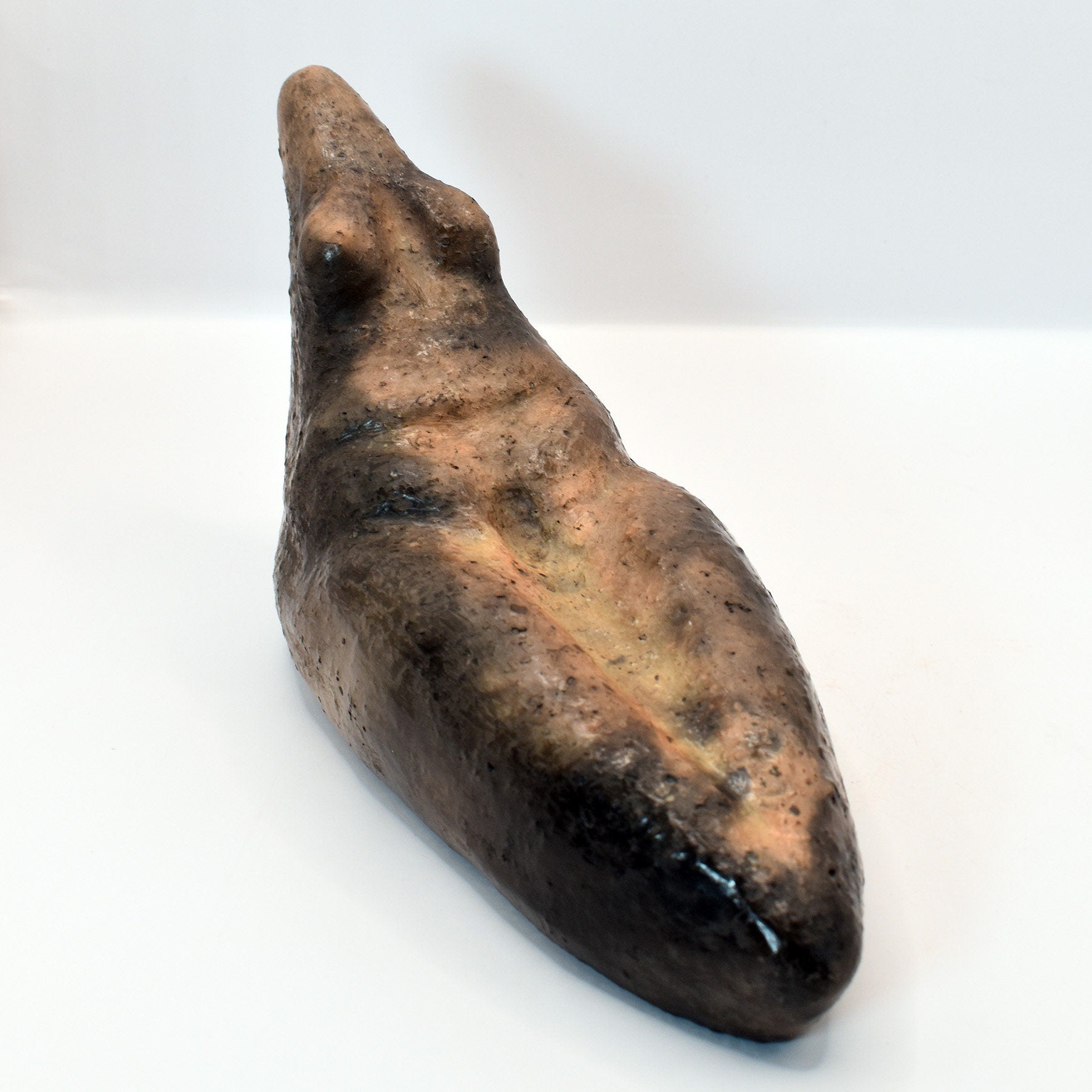 Aus Ton erstellte Venus Figurine im Rauchbrand vollendet – Symbol der Fruchtbarkeit und des Matriarchats, spirituelles Geschenk