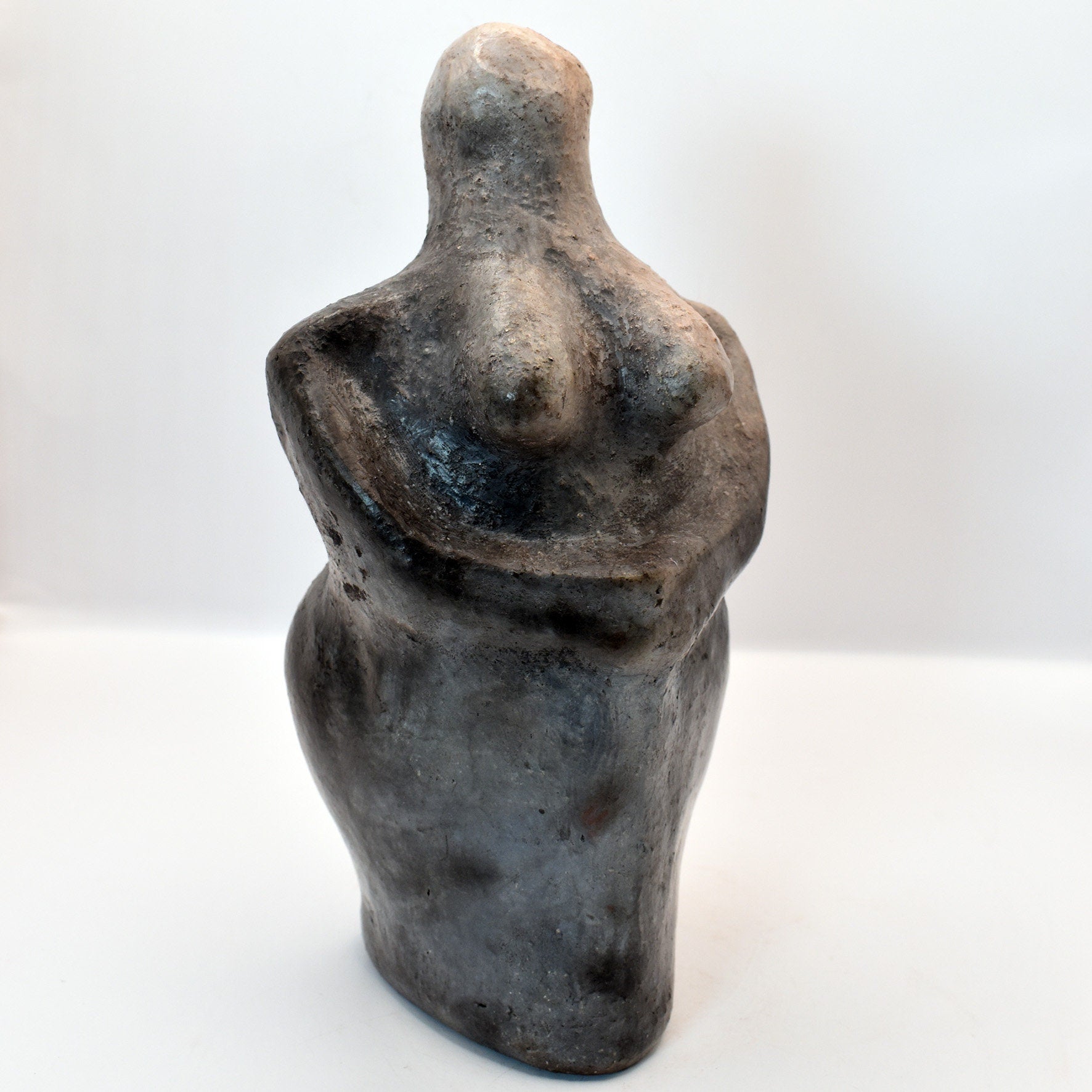 Aus Ton erstellte Venus Figurine im Rauchbrand veredelt – Symbol der Fruchtbarkeit, spirituelles Geschenk Matriarchale Kunst