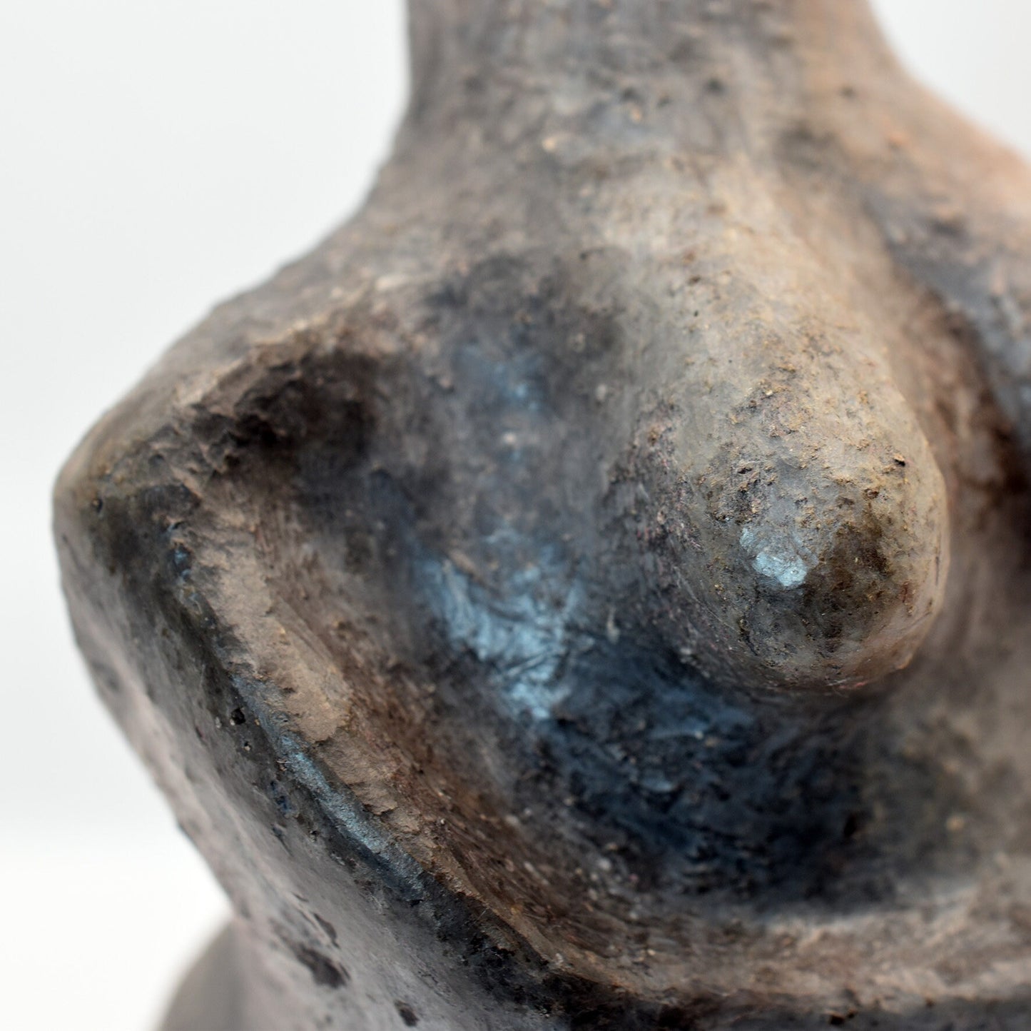 Aus Ton erstellte Venus Figurine im Rauchbrand veredelt – Symbol der Fruchtbarkeit, spirituelles Geschenk Matriarchale Kunst