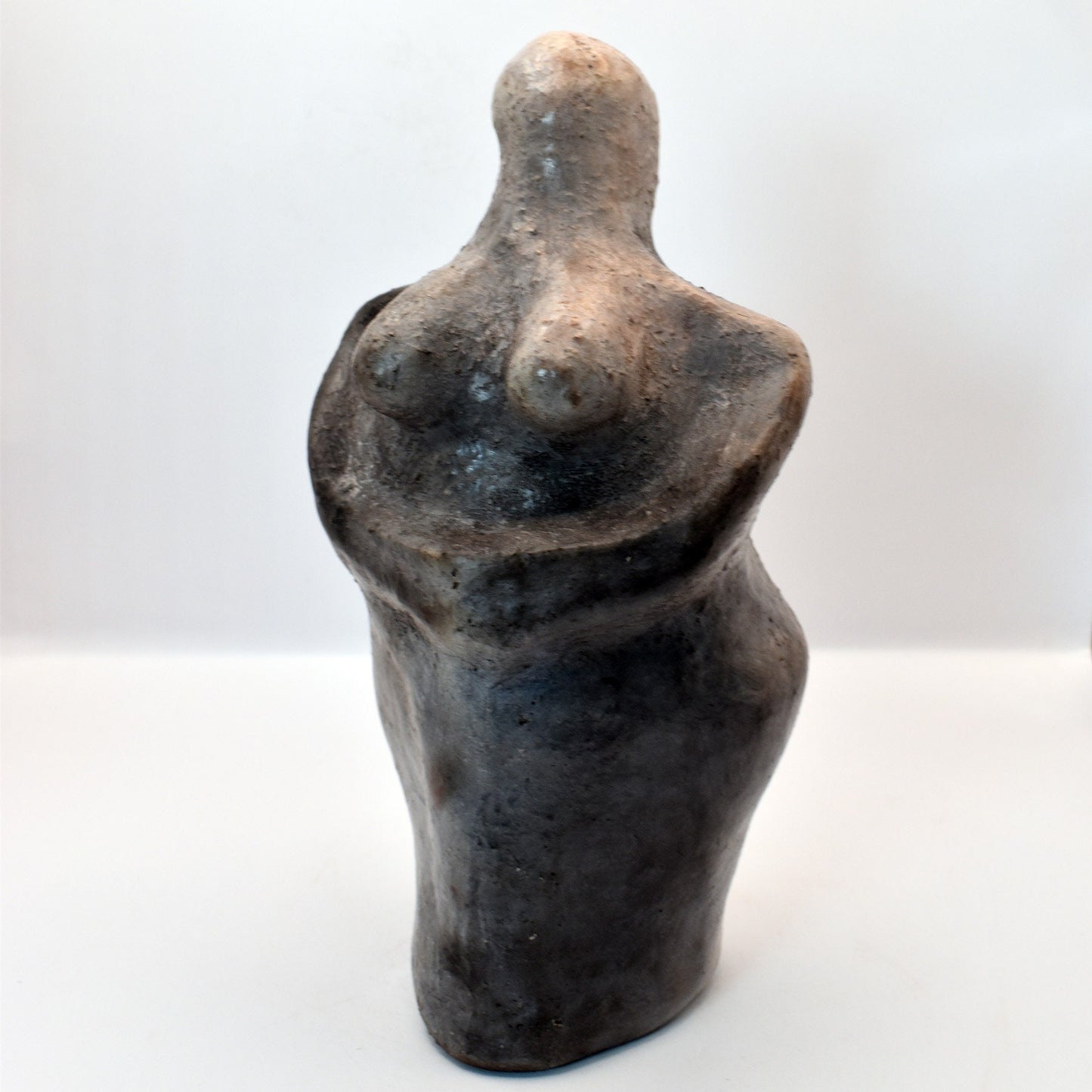 Aus Ton erstellte Venus Figurine im Rauchbrand veredelt – Symbol der Fruchtbarkeit, spirituelles Geschenk Matriarchale Kunst