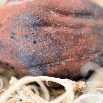 Einzigartiger Glücksbringer Talisman aus Rauchbrand-Ton – Handgefertigtes Amulett aus der mystischen Welt von Avalon