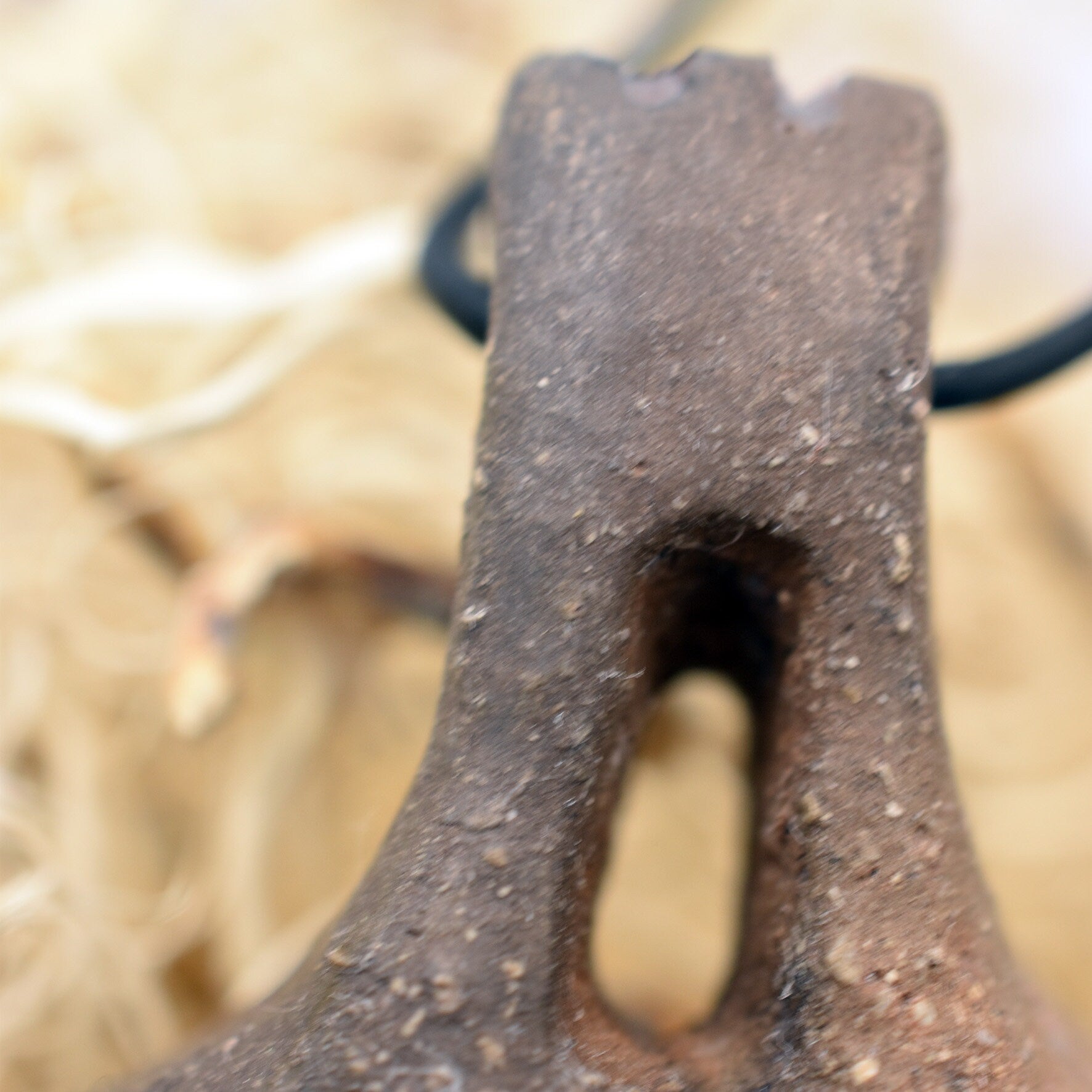 Einzigartiger Glücksbringer Talisman aus Rauchbrand-Ton – Handgefertigtes Amulett aus der mystischen Welt von Avalon