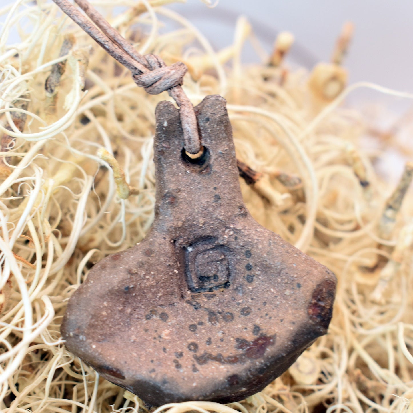 Einzigartiger Glücksbringer Talisman aus Rauchbrand-Ton – Handgefertigtes Amulett aus der mystischen Welt von Avalon