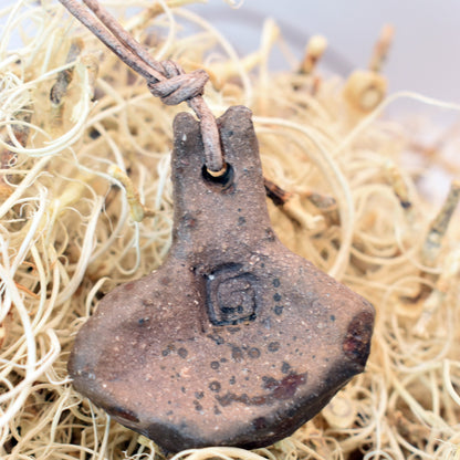 Einzigartiger Glücksbringer Talisman aus Rauchbrand-Ton – Handgefertigtes Amulett aus der mystischen Welt von Avalon