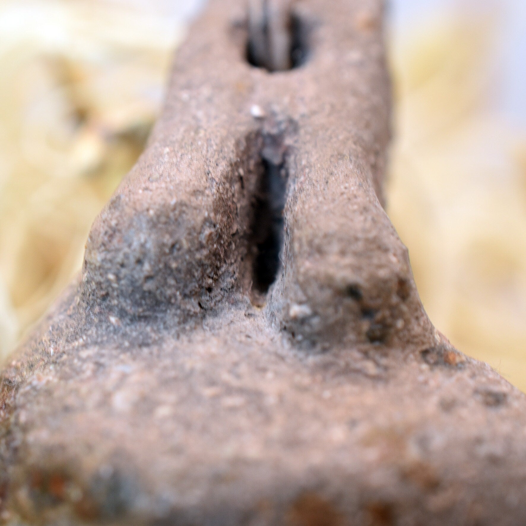 Einzigartiger Glücksbringer Talisman aus Rauchbrand-Ton – Handgefertigtes Amulett aus der mystischen Welt von Avalon