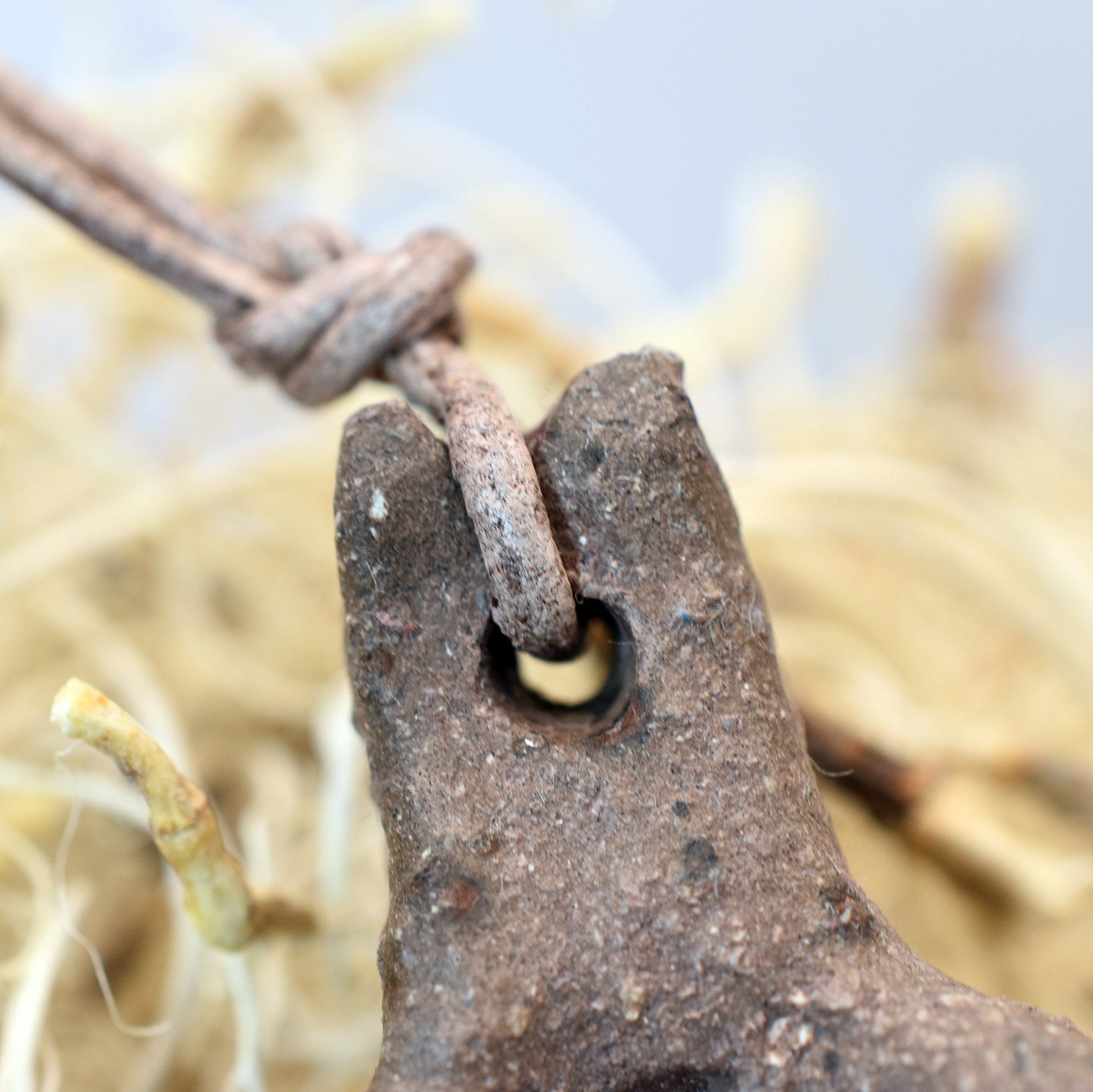 Einzigartiger Glücksbringer Talisman aus Rauchbrand-Ton – Handgefertigtes Amulett aus der mystischen Welt von Avalon