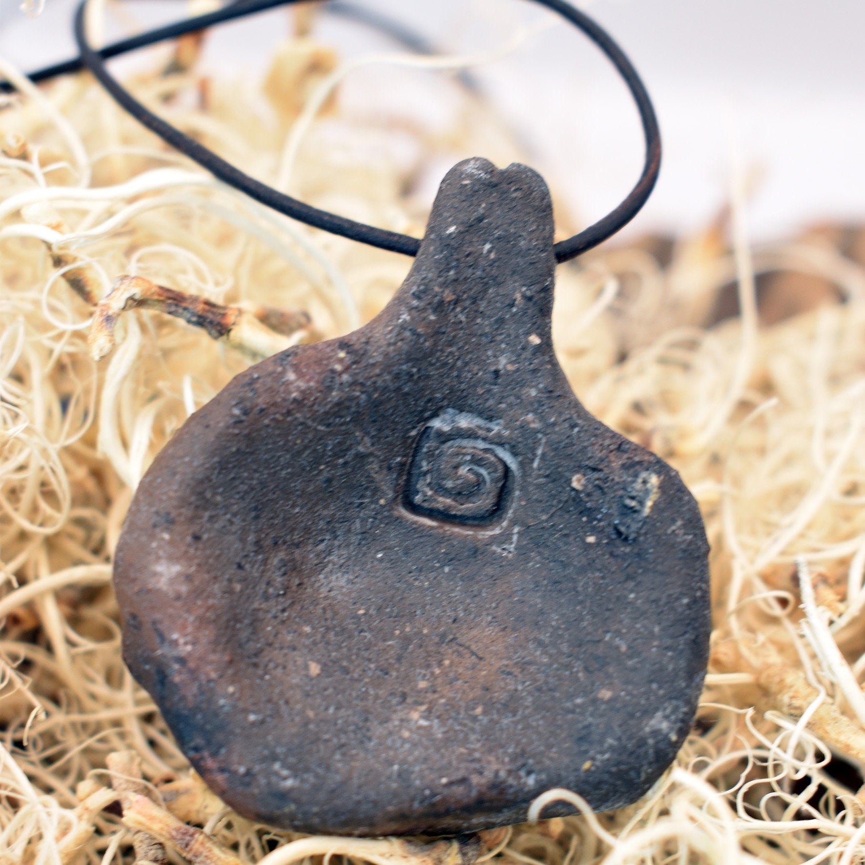 Einzigartiger Glücksbringer Talisman aus Rauchbrand-Ton – Handgefertigtes Amulett aus der mystischen Welt von Avalon