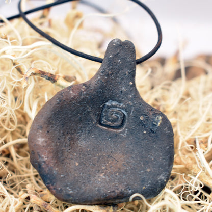 Einzigartiger Glücksbringer Talisman aus Rauchbrand-Ton – Handgefertigtes Amulett aus der mystischen Welt von Avalon