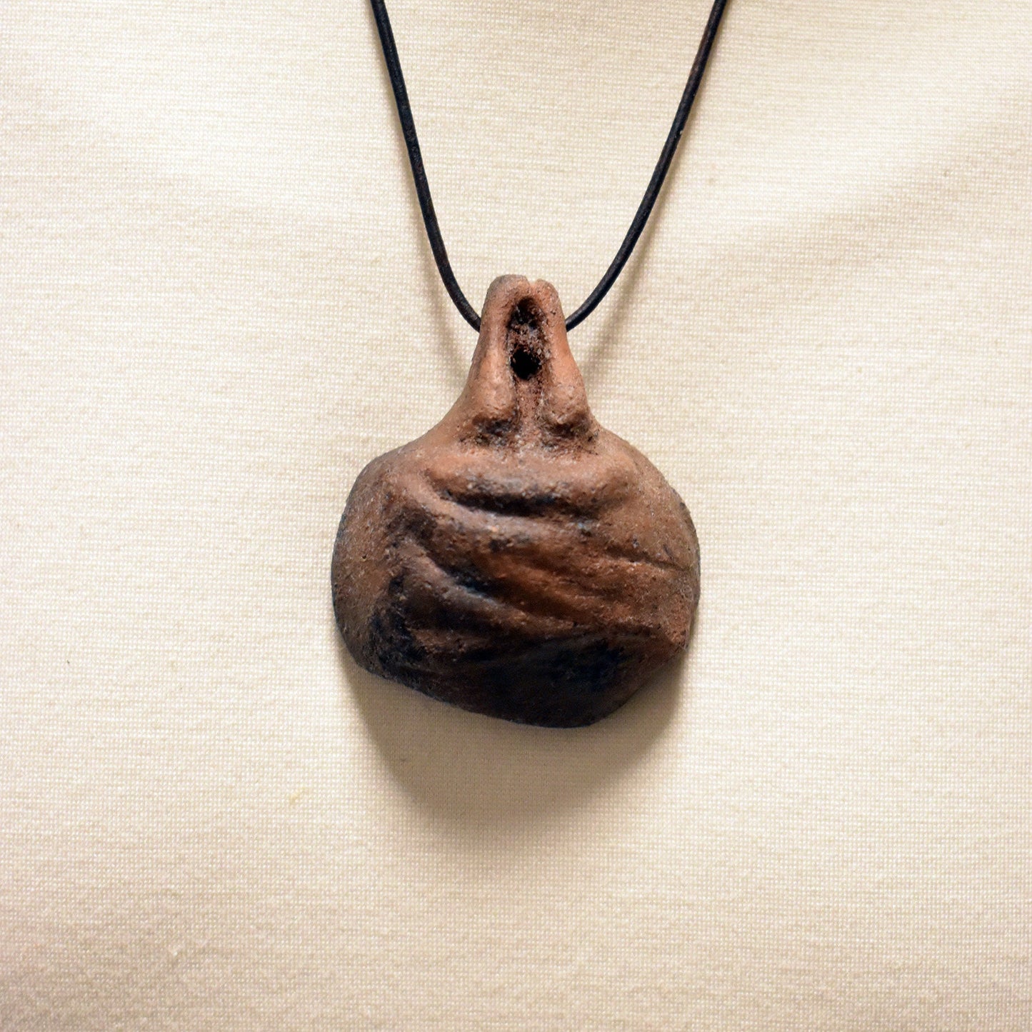 Einzigartiger Glücksbringer Talisman aus Rauchbrand-Ton – Handgefertigtes Amulett aus der mystischen Welt von Avalon