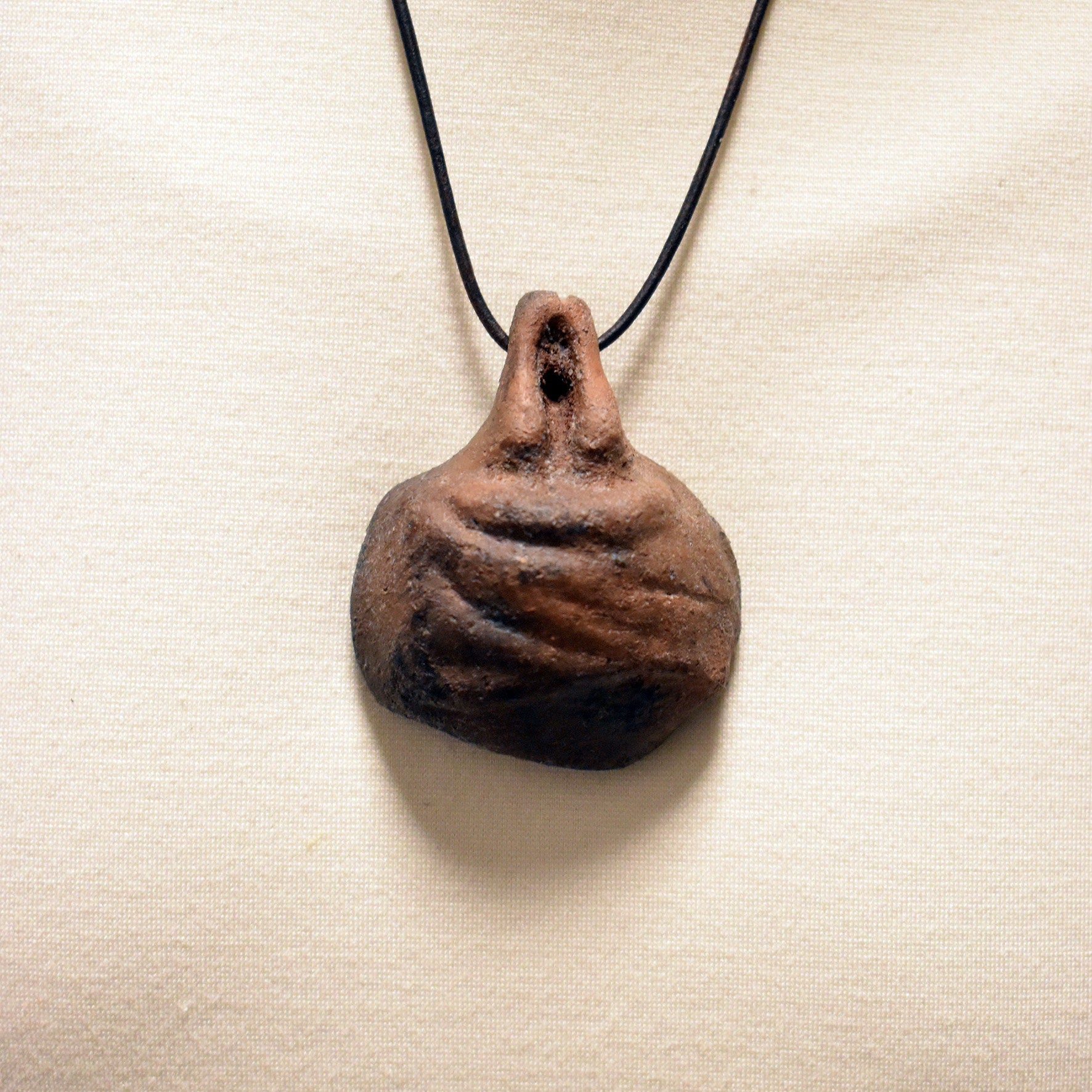 Einzigartiger Glücksbringer Talisman aus Rauchbrand-Ton – Handgefertigtes Amulett aus der mystischen Welt von Avalon