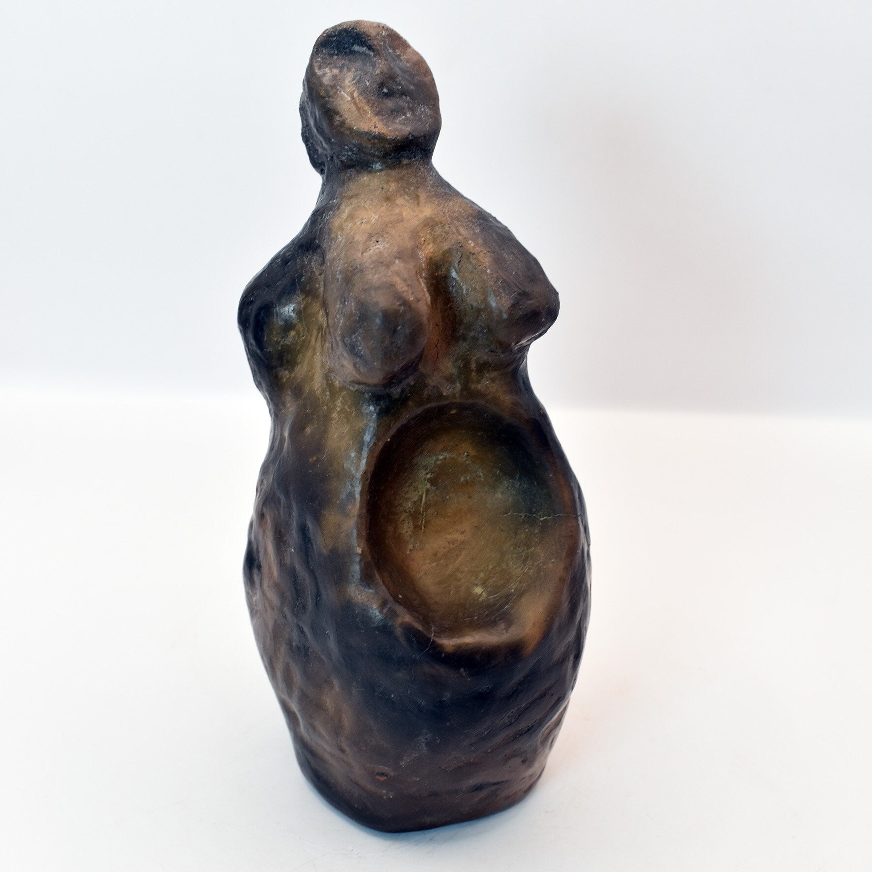 Handgefertigte Goddess Figur aus Naturton – im Rauchbrand vollendet – Ein Tribut an Weiblichkeit und Matriarchat