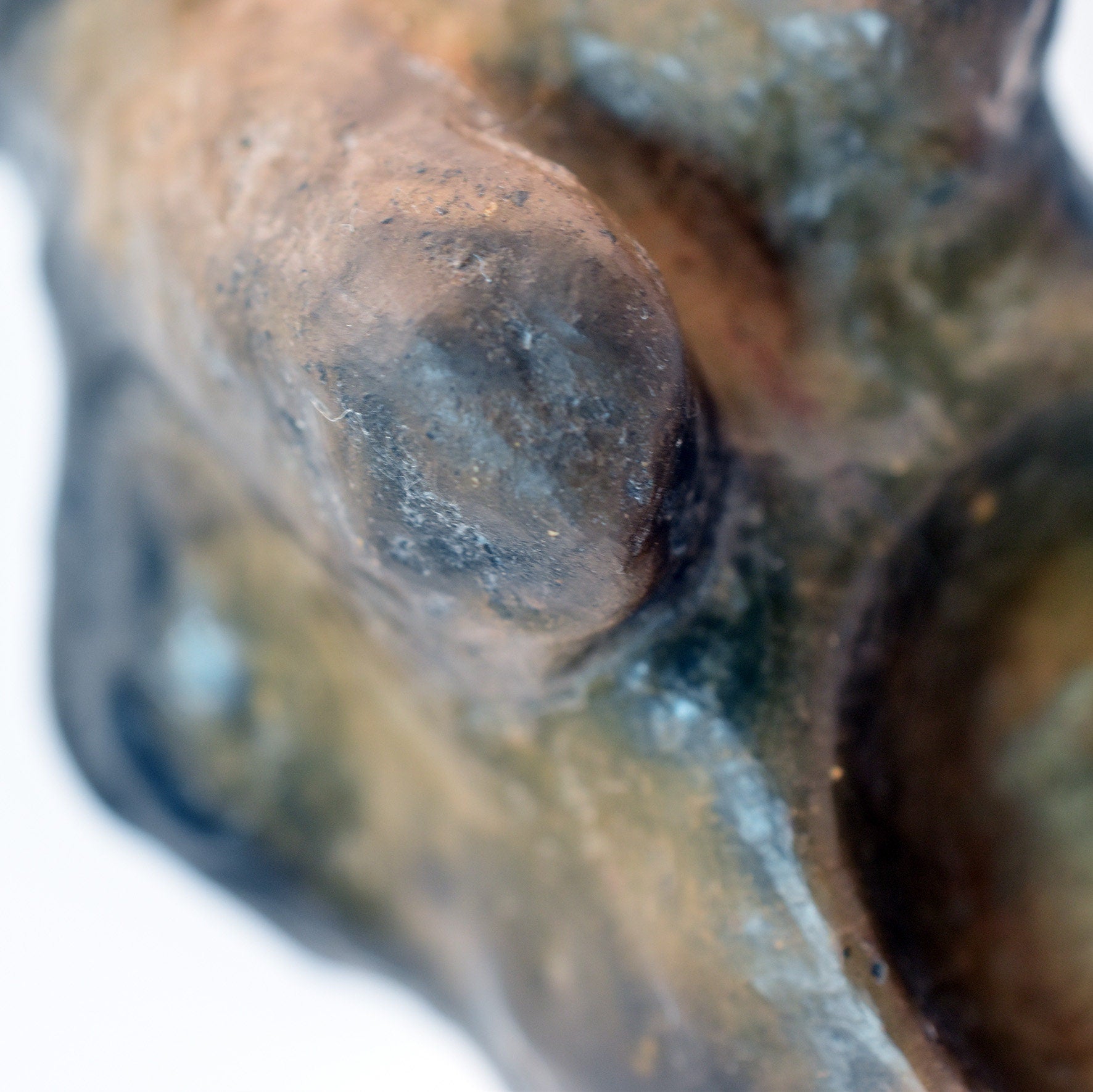 Handgefertigte Goddess Figur aus Naturton – im Rauchbrand vollendet – Ein Tribut an Weiblichkeit und Matriarchat