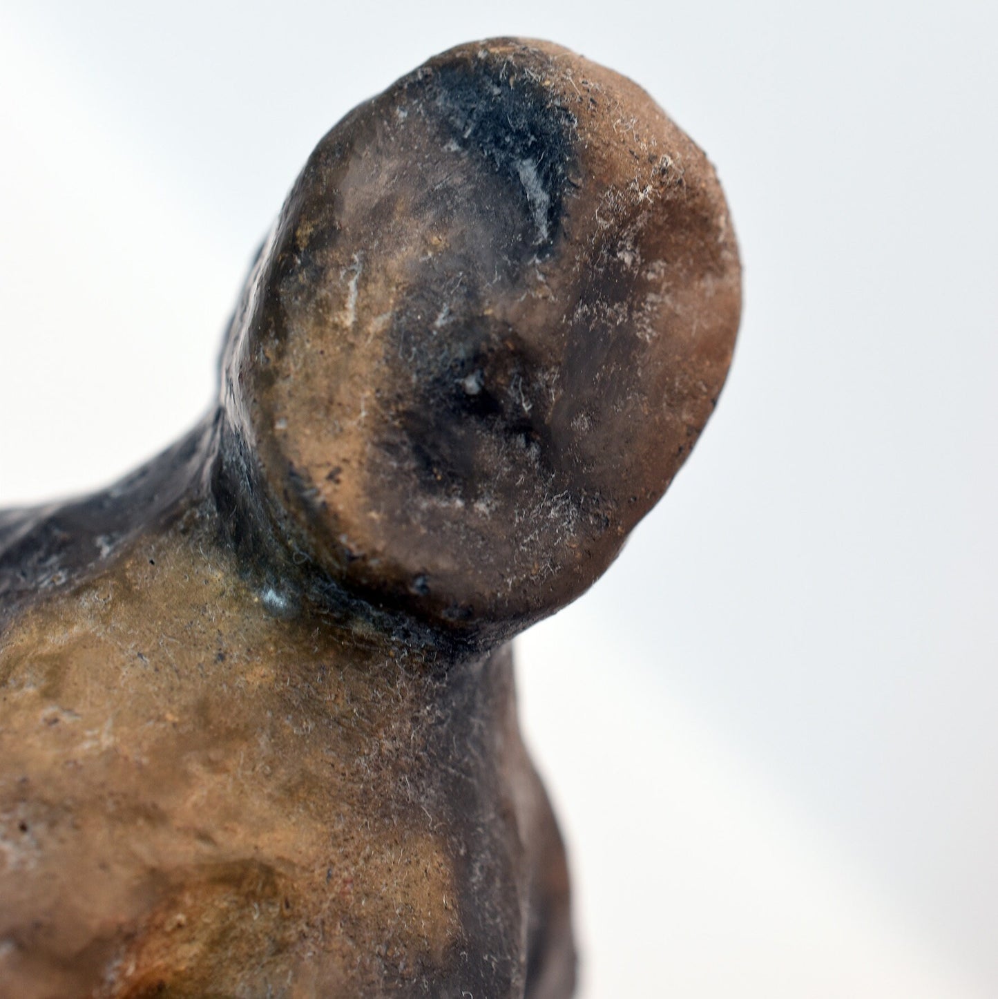 Handgefertigte Goddess Figur aus Naturton – im Rauchbrand vollendet – Ein Tribut an Weiblichkeit und Matriarchat