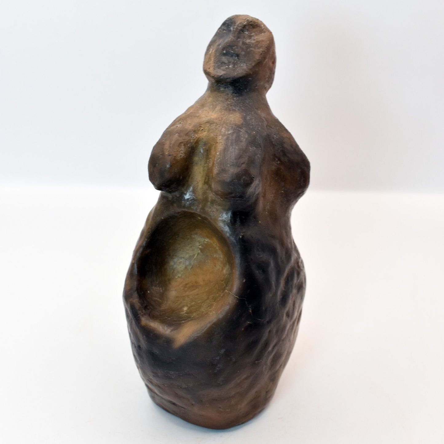 Handgefertigte Goddess Figur aus Naturton – im Rauchbrand vollendet – Ein Tribut an Weiblichkeit und Matriarchat