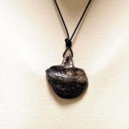 Einzigartiger Glücksbringer Talisman aus Rauchbrand-Ton – Handgefertigtes Amulett aus der mystischen Welt von Avalon