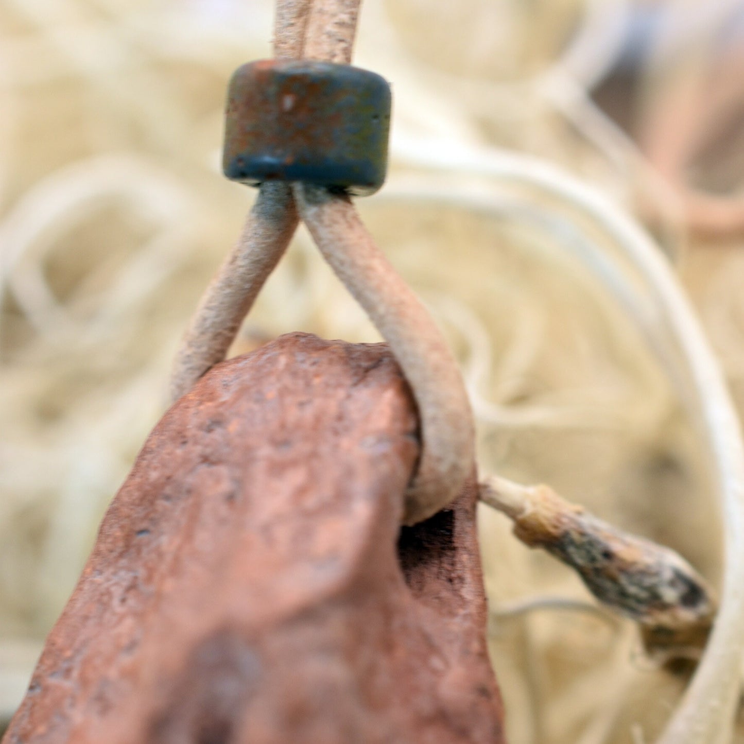 Handgefertigtes Yoni-Amulett aus traditionell gebranntem Ton – Einzigartige Rauchbrandkunst für dein Wohlbefinden