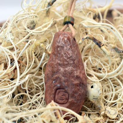 Handgefertigtes Yoni-Amulett aus traditionell gebranntem Ton – Einzigartige Rauchbrandkunst für dein Wohlbefinden