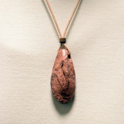 Handgefertigtes Yoni-Amulett aus traditionell gebranntem Ton – Einzigartige Rauchbrandkunst für dein Wohlbefinden