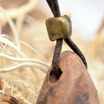 Handgefertigtes Yoni-Amulett aus traditionell gebranntem Ton – Einzigartige Rauchbrandkunst für dein Wohlbefinden
