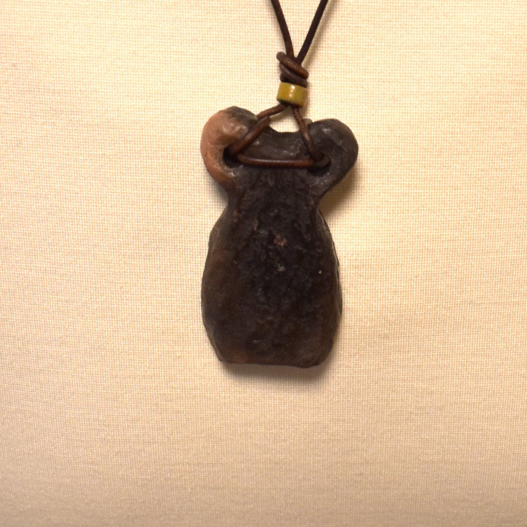 Einzigartiges Handgefertigtes Eye Idol Amulett aus Traditionell Gebranntem Ton - Spiritueller Schmuck Glücksbringer