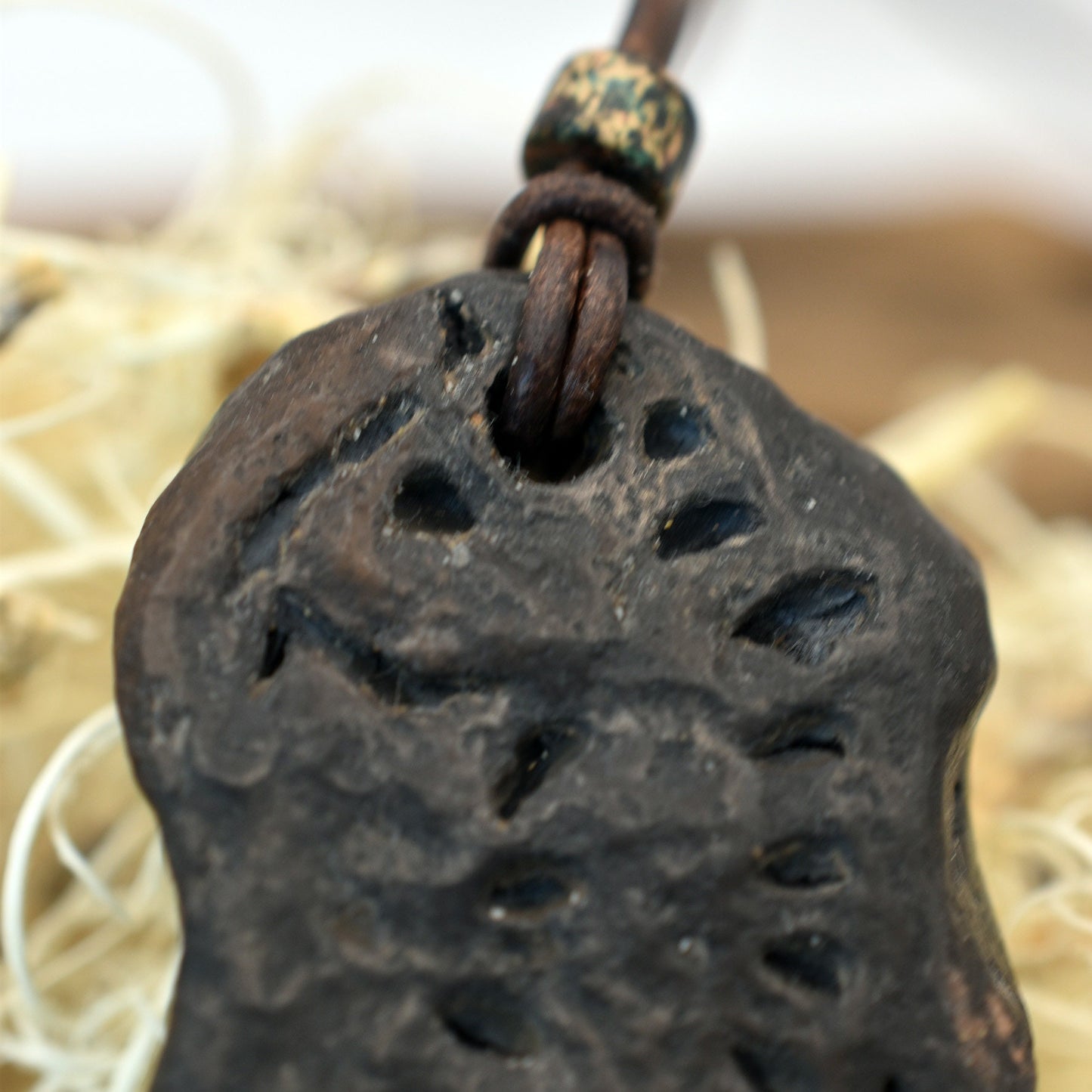 Einzigartiges Handgemachtes Seepferdchen Talisman aus Traditionell Gebranntem Ton - Rustikaler Glücksbringer Anhänger