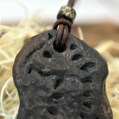 Einzigartiges Handgemachtes Seepferdchen Talisman aus Traditionell Gebranntem Ton - Rustikaler Glücksbringer Anhänger