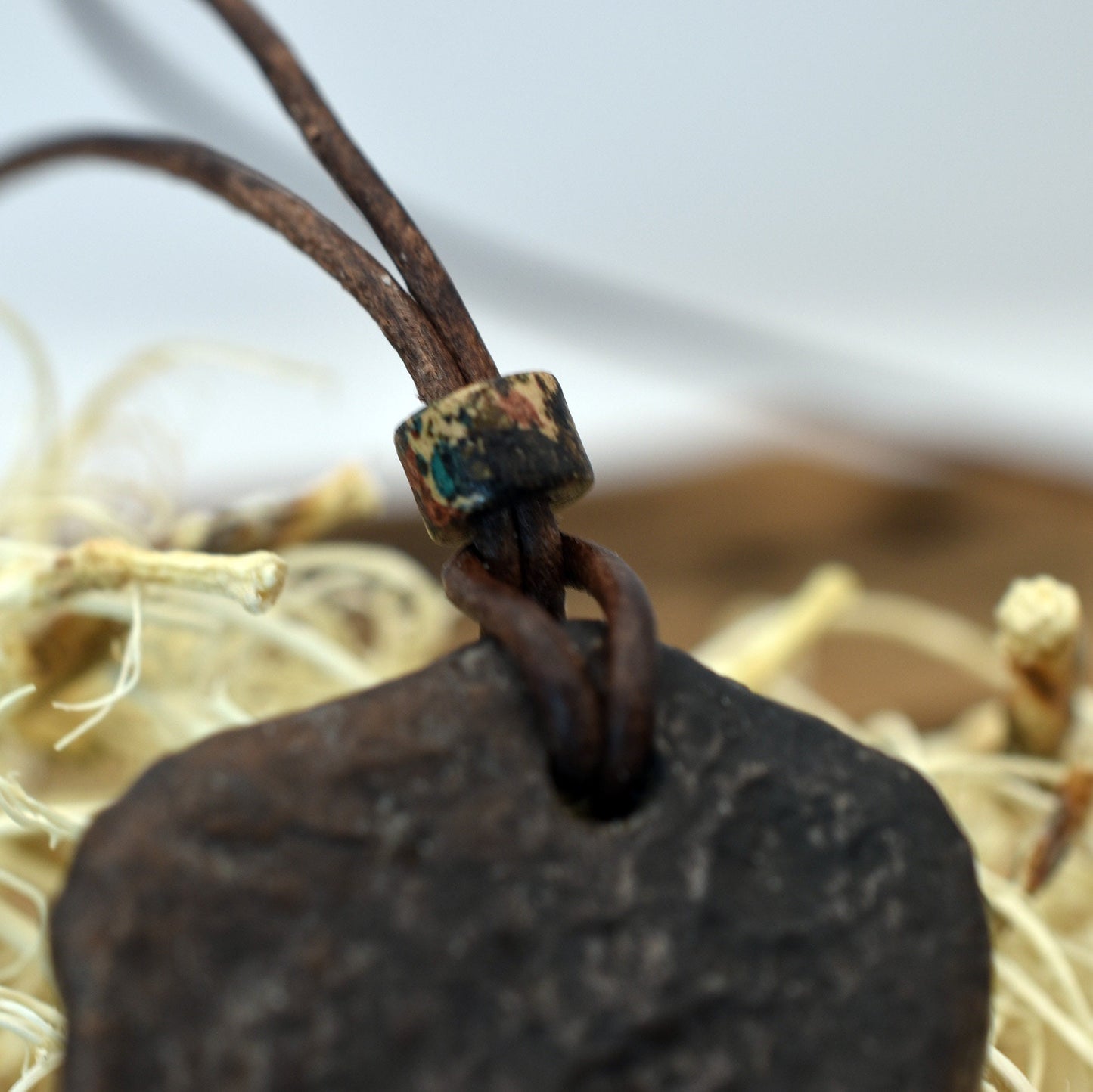 Einzigartiges Handgemachtes Seepferdchen Talisman aus Traditionell Gebranntem Ton - Rustikaler Glücksbringer Anhänger