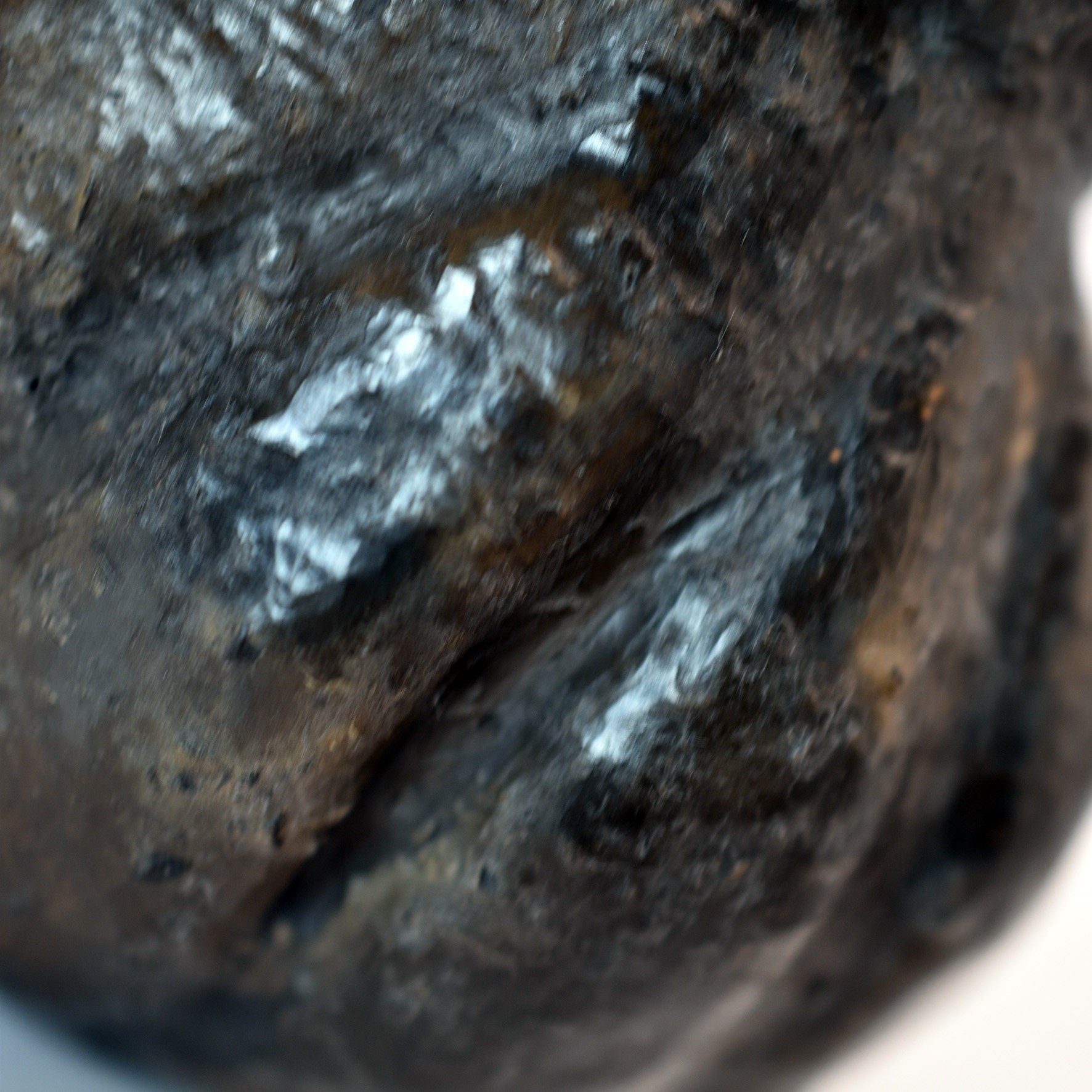 Handgefertigte Ton Skulptur der Schlangengöttin - Traditionelles Kunstwerk Symbol für Weisheit und Transformation