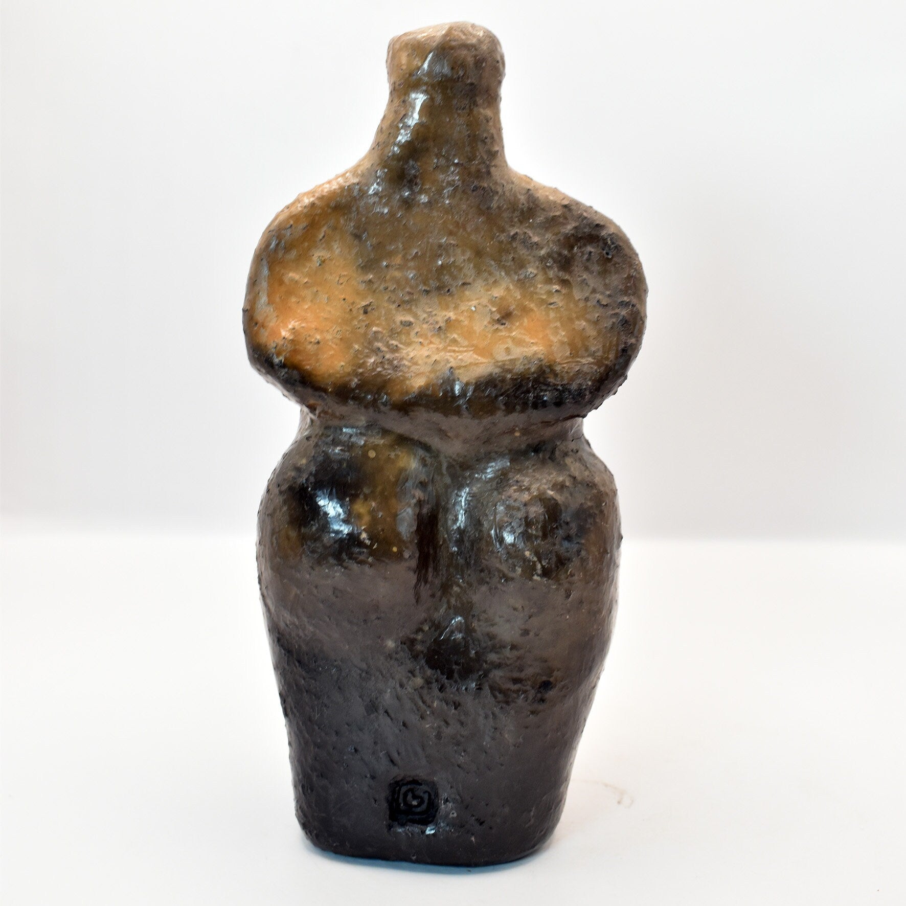 Pagan Wicca aus Ton im Rauchbrand veredelt Fruchtbarkeitsgöttin Symbol des Matriarchats, stilvolle Raumdekoration, spirituelles Geschenk