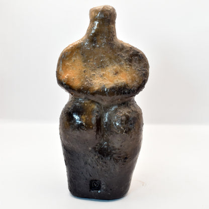 Pagan Wicca aus Ton im Rauchbrand veredelt Fruchtbarkeitsgöttin Symbol des Matriarchats, stilvolle Raumdekoration, spirituelles Geschenk