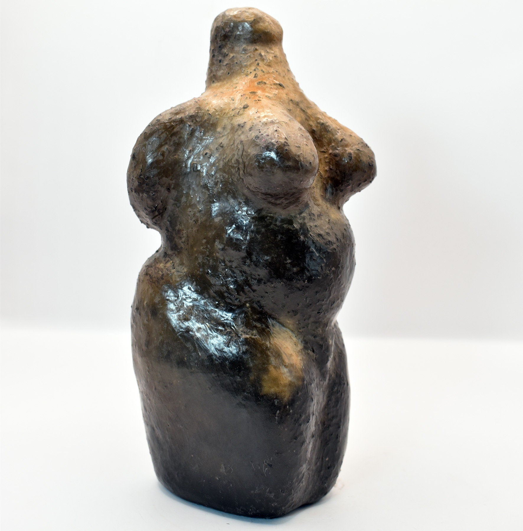 Pagan Wicca aus Ton im Rauchbrand veredelt Fruchtbarkeitsgöttin Symbol des Matriarchats, stilvolle Raumdekoration, spirituelles Geschenk