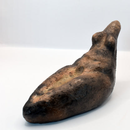 Aus Ton erstellte Venus Figurine im Rauchbrand vollendet – Symbol der Fruchtbarkeit und des Matriarchats, spirituelles Geschenk