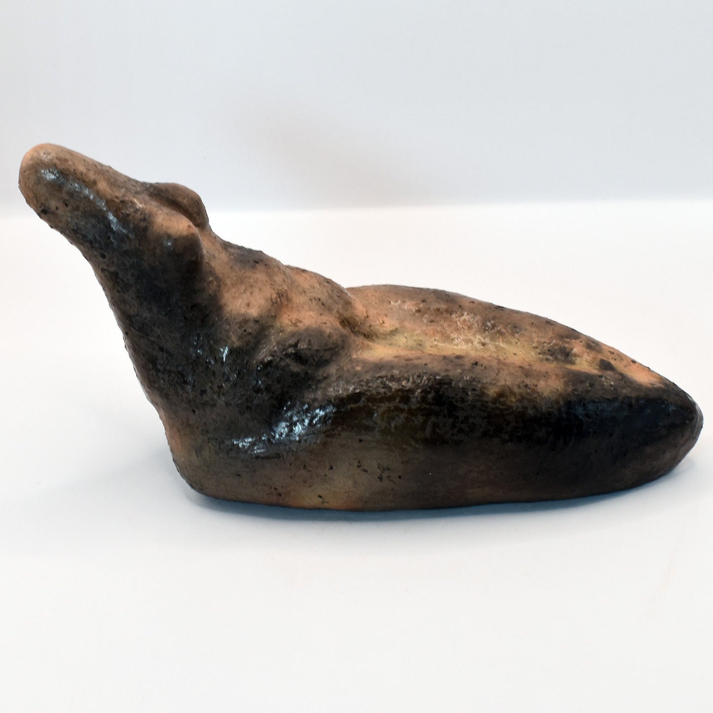 Aus Ton erstellte Venus Figurine im Rauchbrand vollendet – Symbol der Fruchtbarkeit und des Matriarchats, spirituelles Geschenk