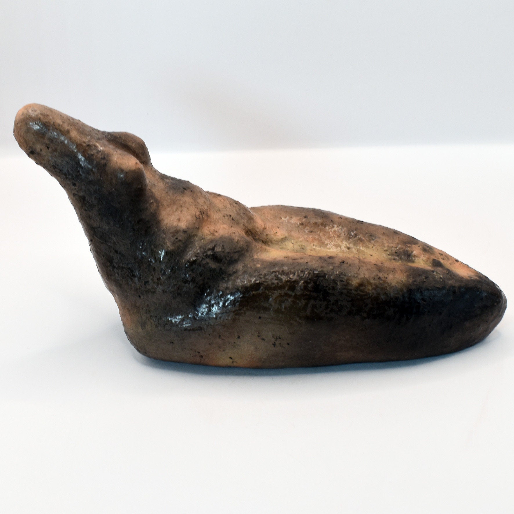 Aus Ton erstellte Venus Figurine im Rauchbrand vollendet – Symbol der Fruchtbarkeit und des Matriarchats, spirituelles Geschenk