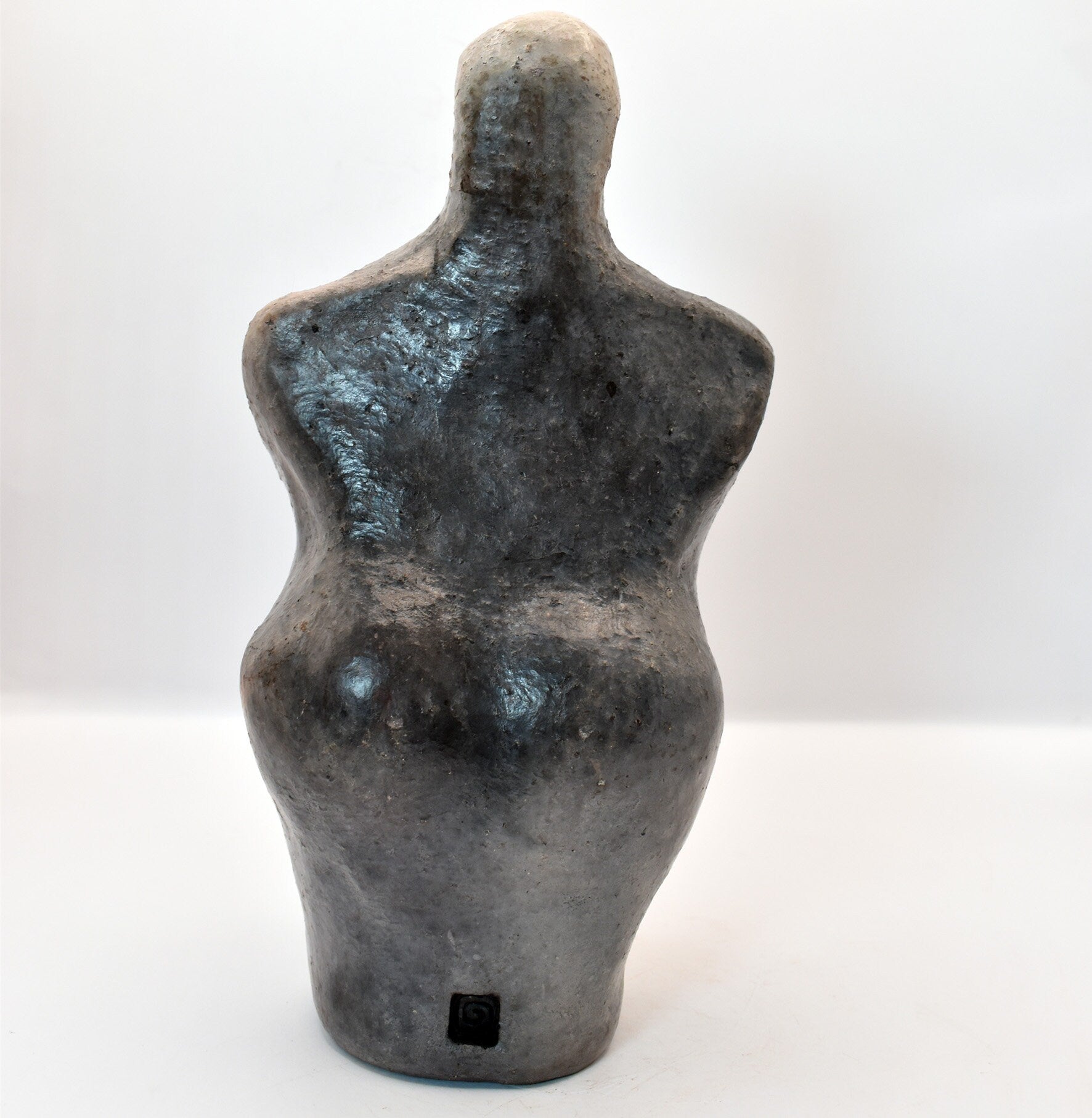 Aus Ton erstellte Venus Figurine im Rauchbrand veredelt – Symbol der Fruchtbarkeit, spirituelles Geschenk Matriarchale Kunst