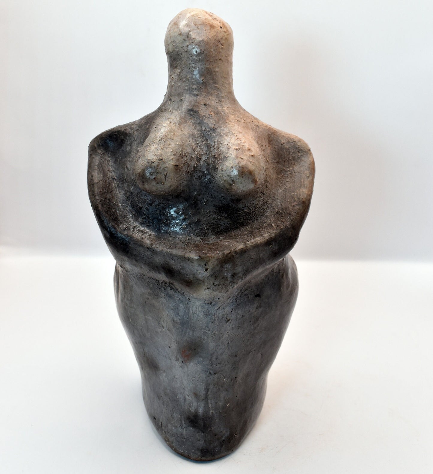 Aus Ton erstellte Venus Figurine im Rauchbrand veredelt – Symbol der Fruchtbarkeit, spirituelles Geschenk Matriarchale Kunst