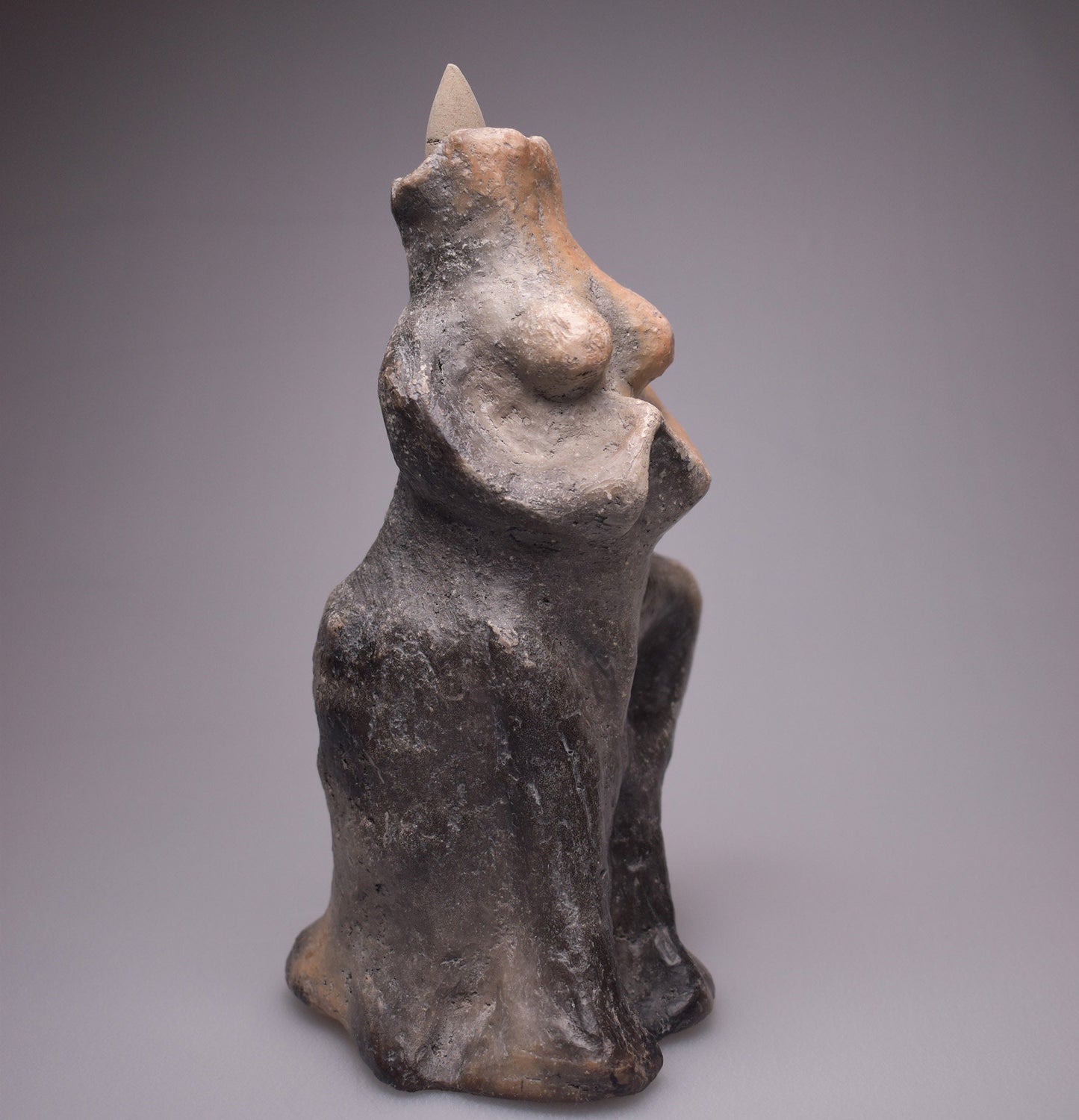 Vrikshasana Yoga Baum Stellung Rückfluss Räucherkegelhalter – Handgefertigte Ton Skulptur - im Rauchbrand vollendet