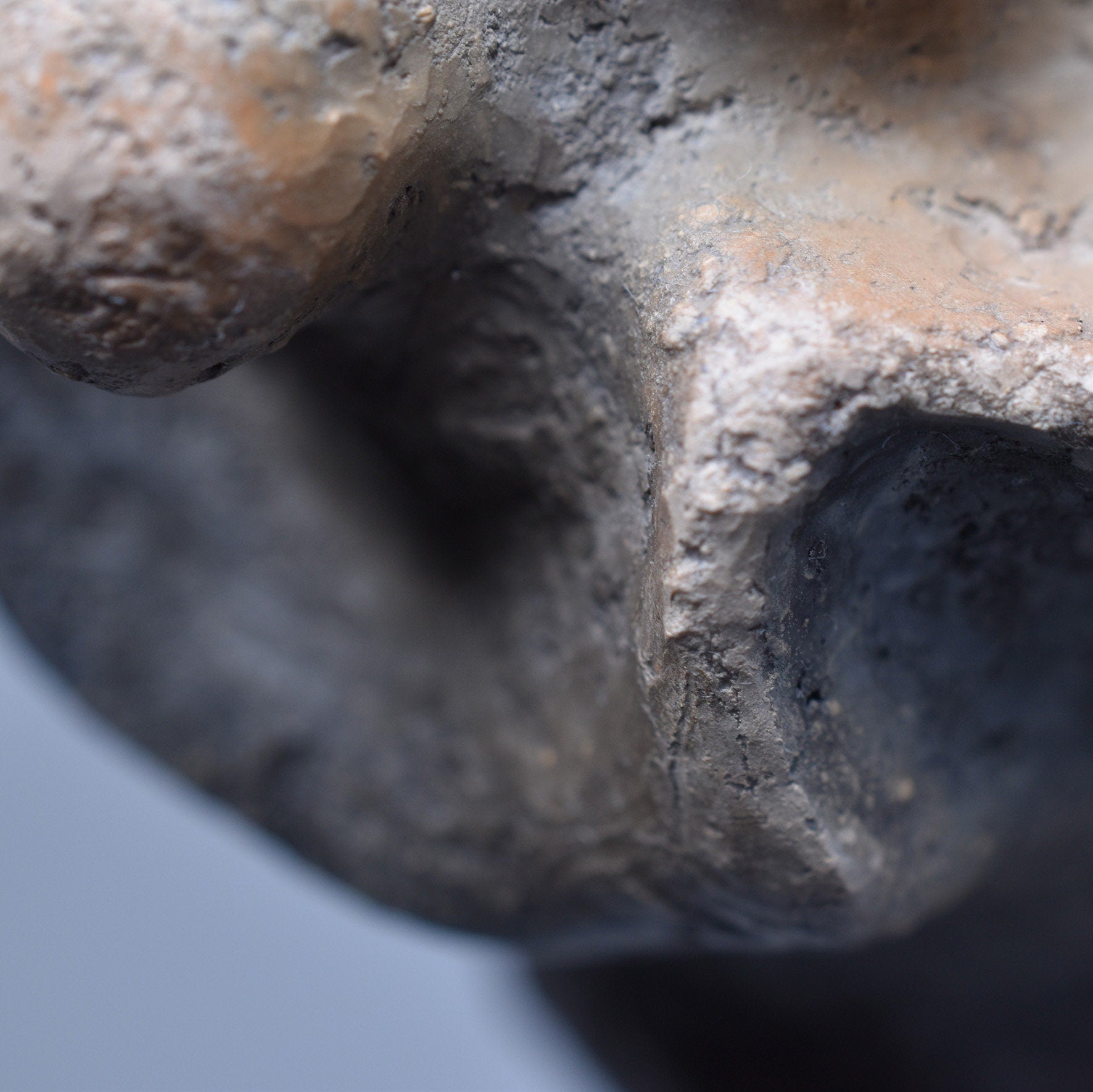 Vrikshasana Yoga Baum Stellung Rückfluss Räucherkegelhalter – Handgefertigte Ton Skulptur - im Rauchbrand vollendet