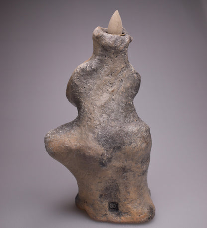 Vrikshasana Yoga Baum Stellung Rückfluss Räucherkegelhalter – Handgefertigte Ton Skulptur - im Rauchbrand vollendet