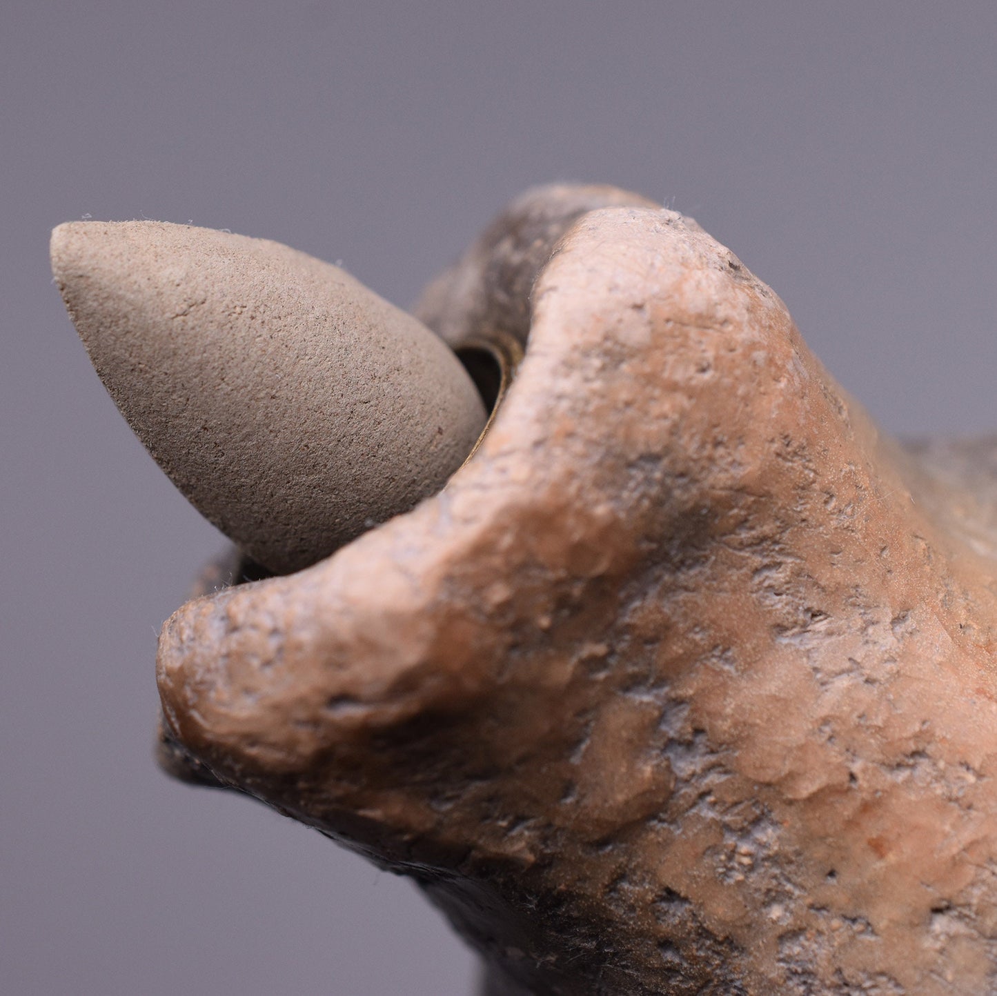 Vrikshasana Yoga Baum Stellung Rückfluss Räucherkegelhalter – Handgefertigte Ton Skulptur - im Rauchbrand vollendet