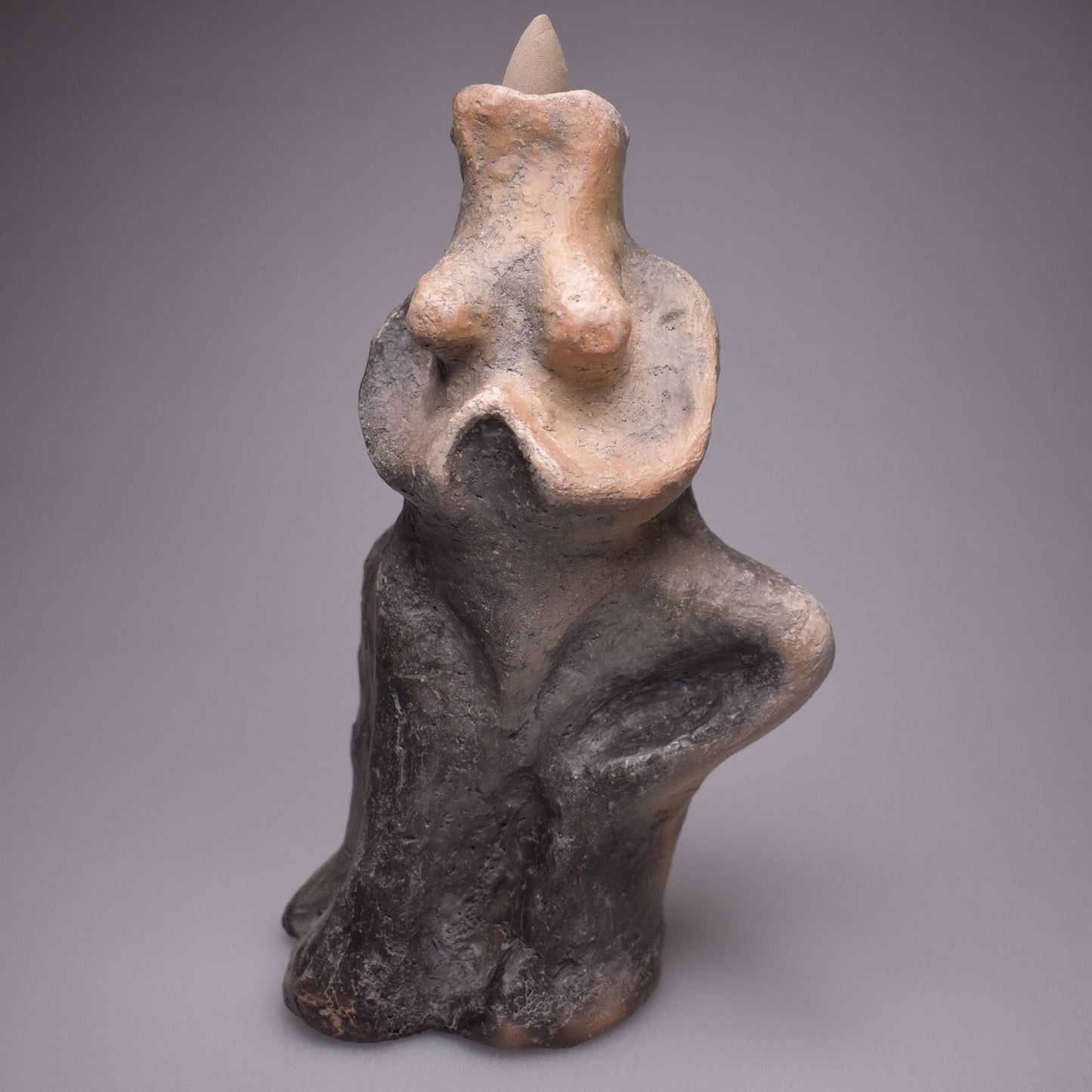 Vrikshasana Yoga Baum Stellung Rückfluss Räucherkegelhalter – Handgefertigte Ton Skulptur - im Rauchbrand vollendet