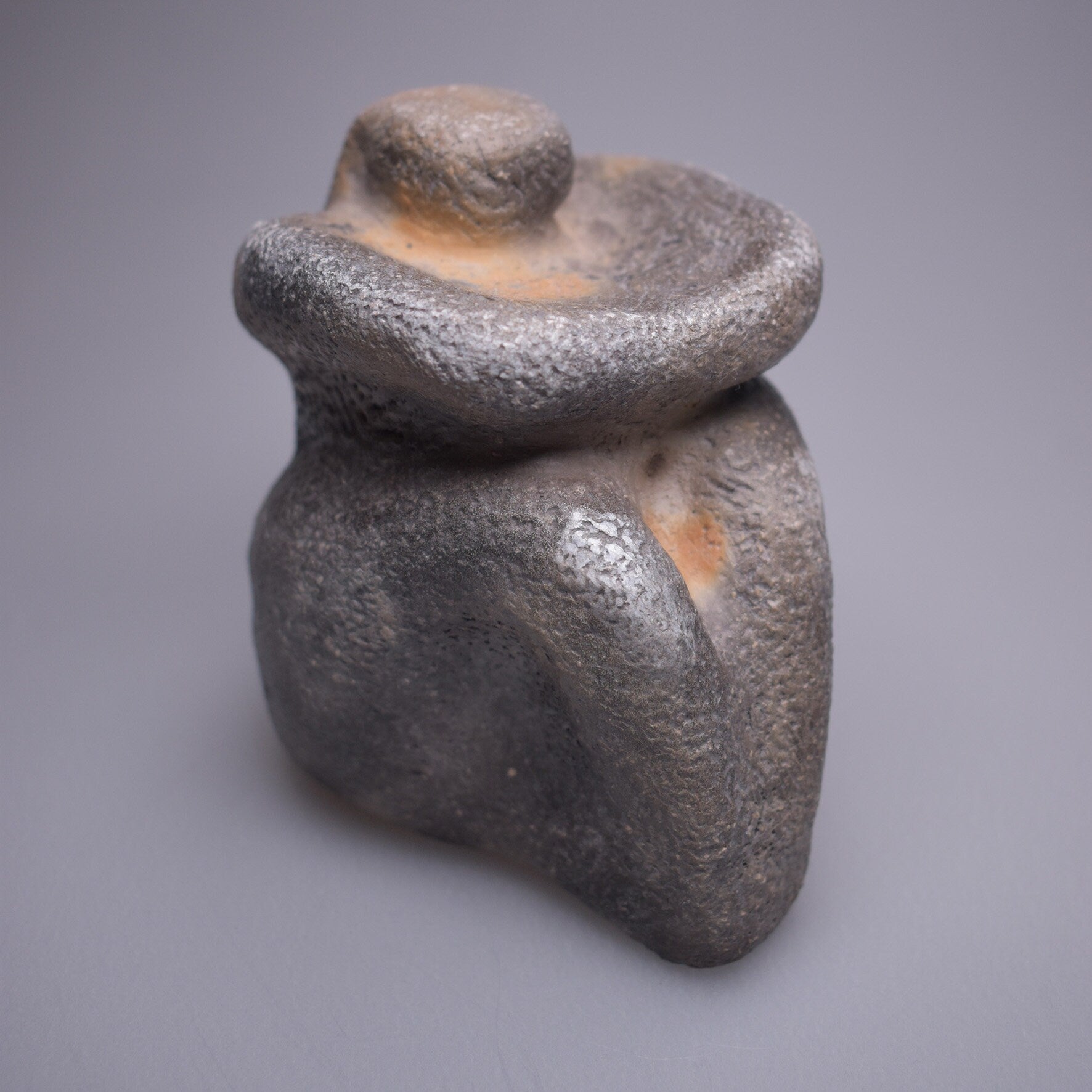 Handgefertigte prähistorisch inspirierte Skulptur - Spirituelle Dekoration aus Ton im Rauchbrand vollendet - individuelles Wohnambiente