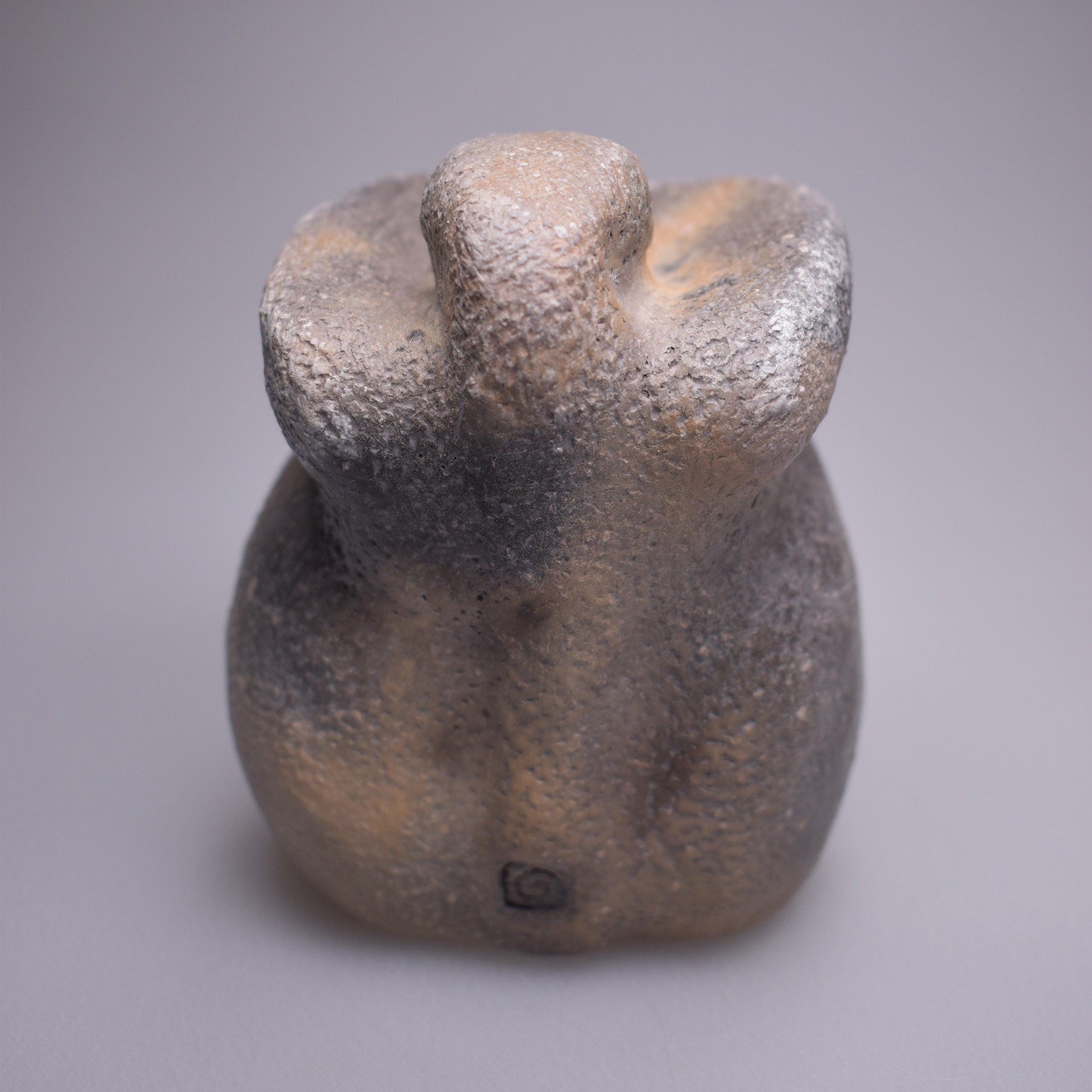 Handgefertigte prähistorisch inspirierte Skulptur - Spirituelle Dekoration aus Ton im Rauchbrand vollendet - individuelles Wohnambiente