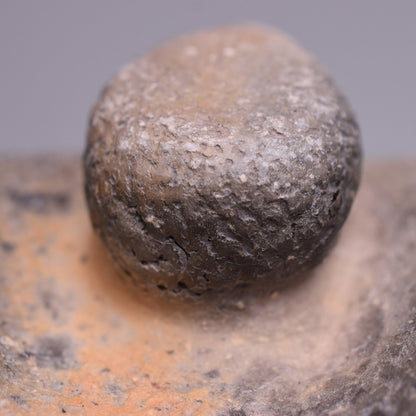 Handgefertigte prähistorisch inspirierte Skulptur - Spirituelle Dekoration aus Ton im Rauchbrand vollendet - individuelles Wohnambiente