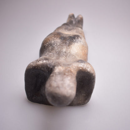 Einzigartige liegende Skulptur aus Ton gefertigt und im Rauchbrand vollendet - ideales Geschenk für entspanntes Wohnambiente