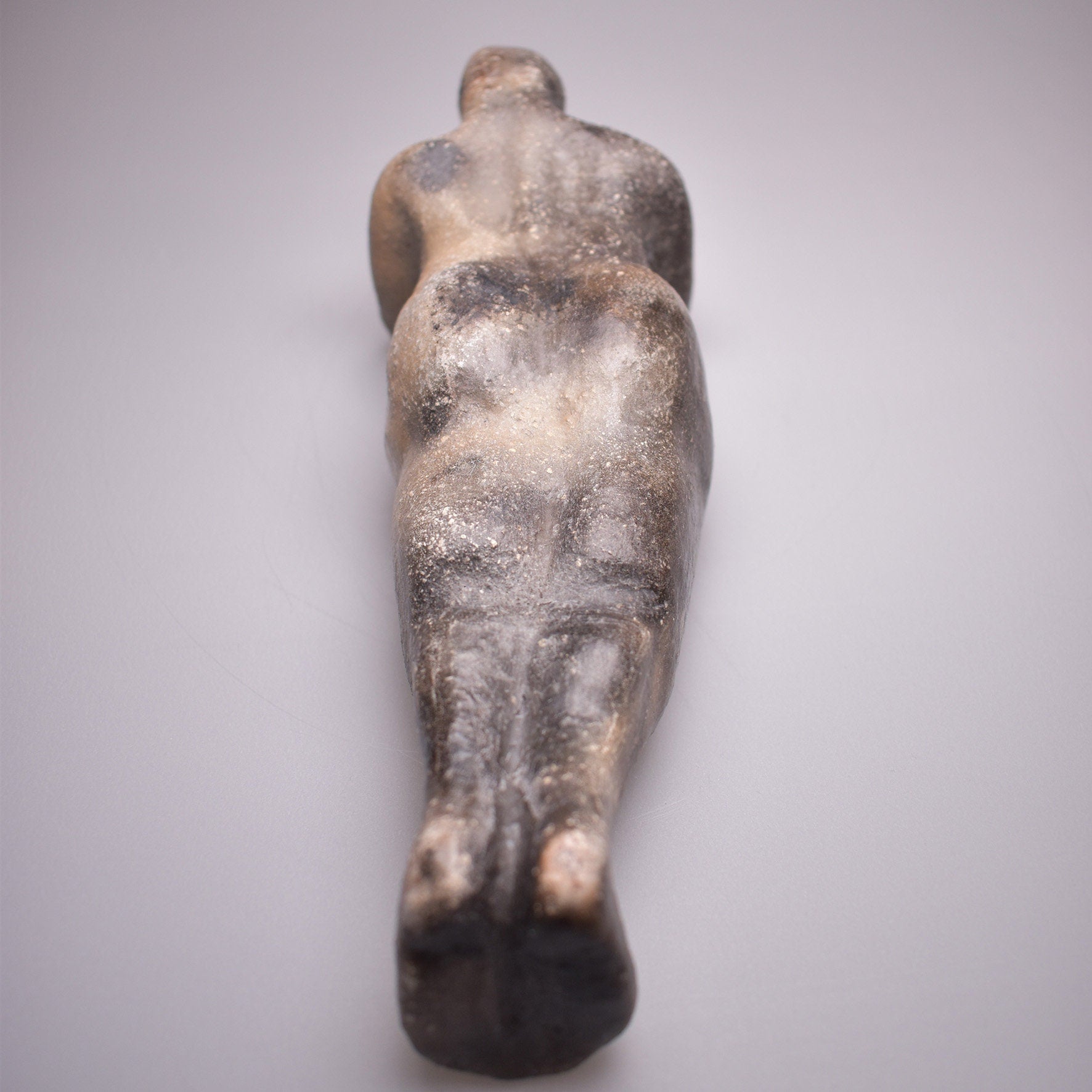 Einzigartige liegende Skulptur aus Ton gefertigt und im Rauchbrand vollendet - ideales Geschenk für entspanntes Wohnambiente