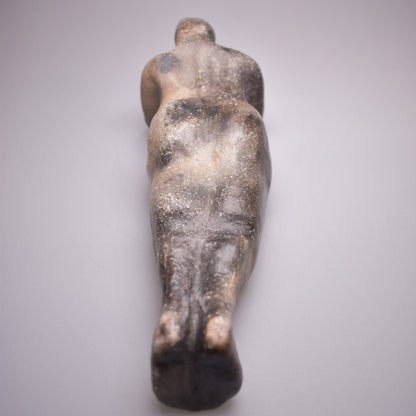 Einzigartige liegende Skulptur aus Ton gefertigt und im Rauchbrand vollendet - ideales Geschenk für entspanntes Wohnambiente