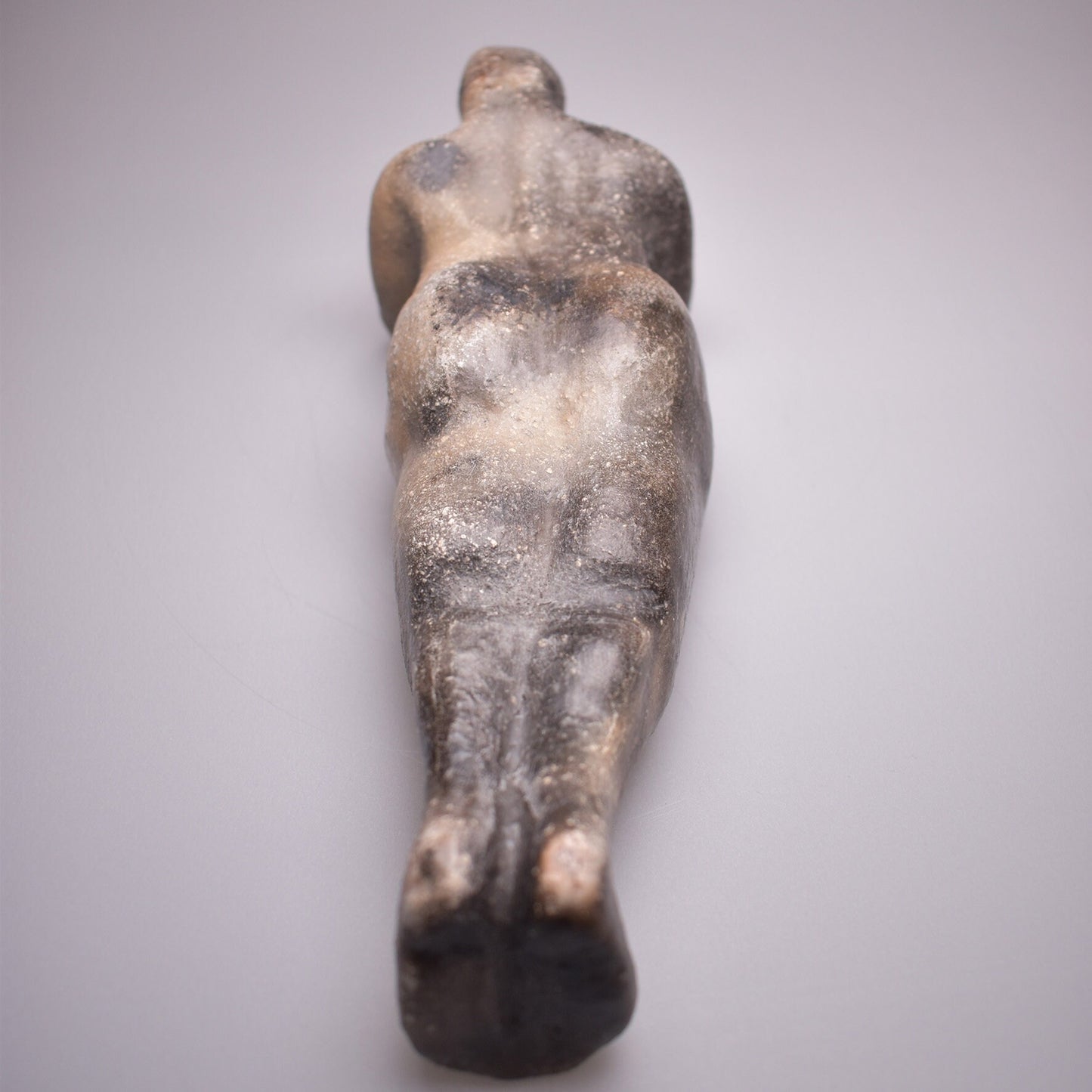 Einzigartige liegende Skulptur aus Ton gefertigt und im Rauchbrand vollendet - ideales Geschenk für entspanntes Wohnambiente