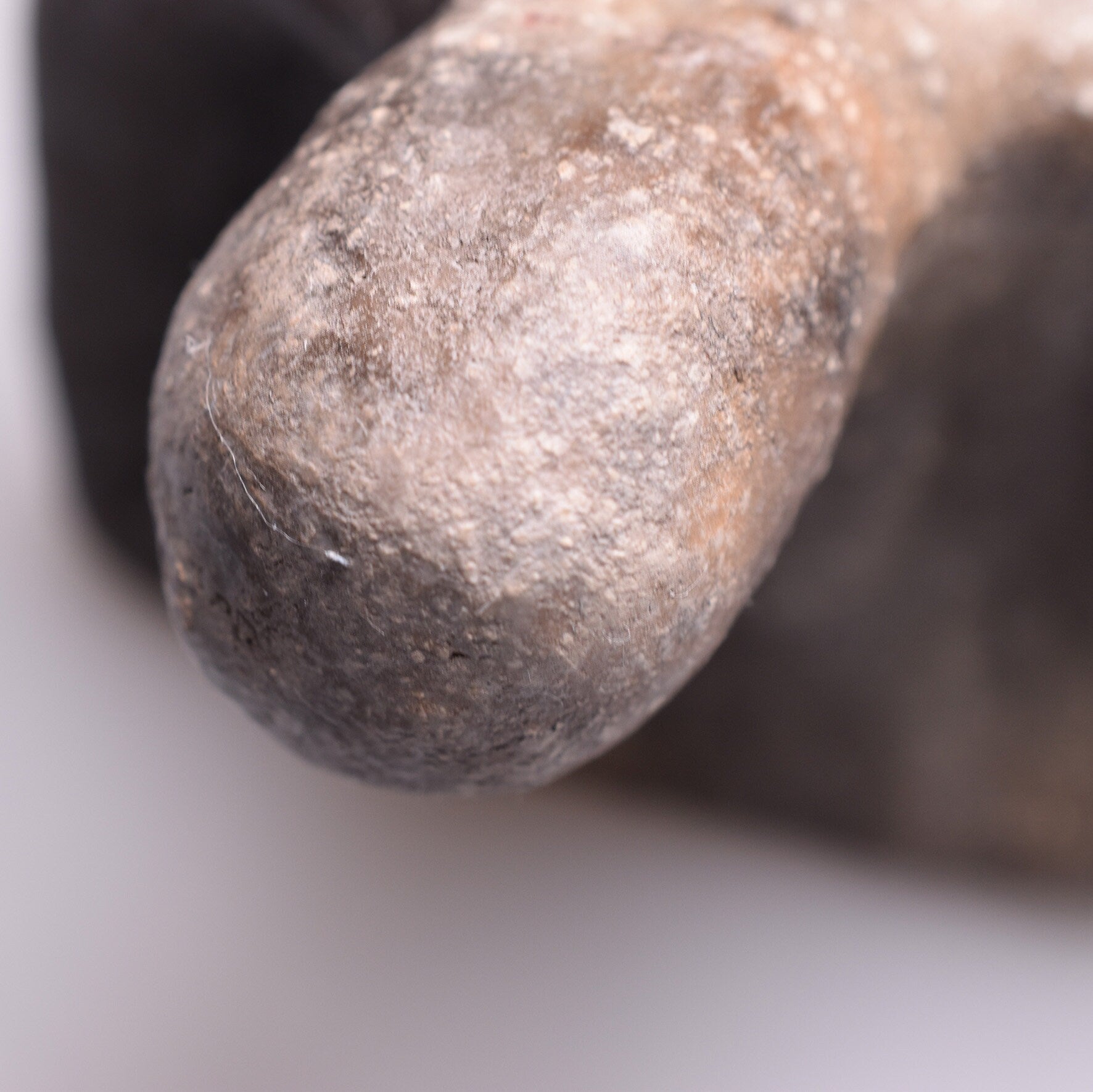 Einzigartige liegende Skulptur aus Ton gefertigt und im Rauchbrand vollendet - ideales Geschenk für entspanntes Wohnambiente